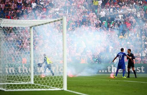 Pháo sáng mịt mù ở trận Croatia - Séc đêm qua. Ảnh: Internet.