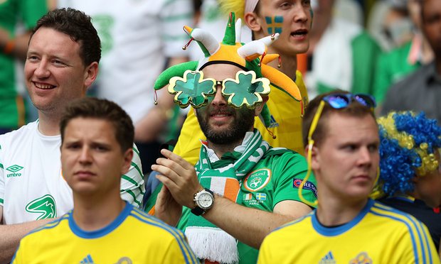 Hình ảnh đẹp của các CĐV Cộng Hòa Ireland và Thụy Điển trên khán đài. Ảnh: Internet.