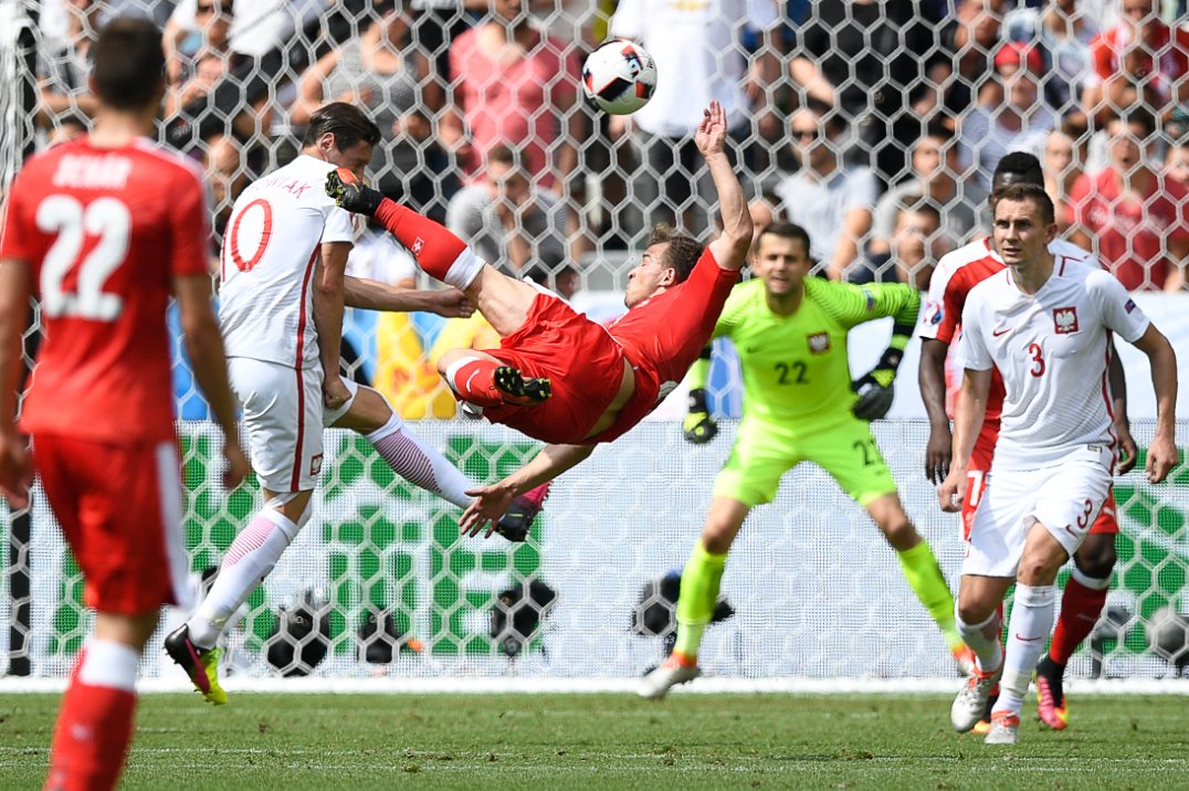 Pha ngả người móc bóng tuyệt đẹp của cầu thủ Stoke City: