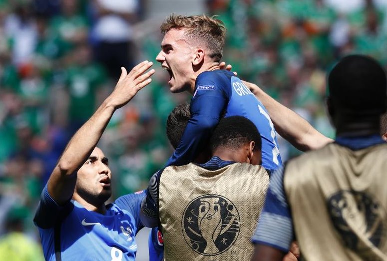 Griezmann ghi cả hai bàn thắng cho tuyển Pháp trong trận thắng Cộng hòa Ireland. Ảnh: Internet.