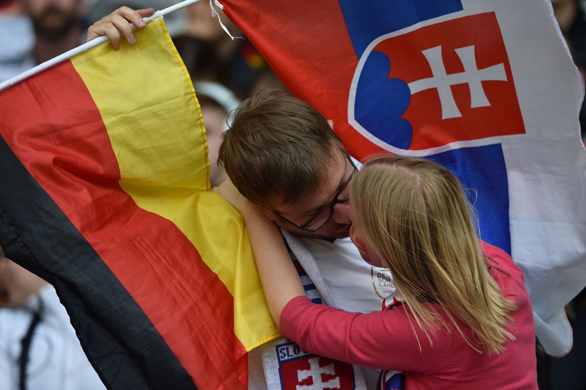 Tuy Đức hủy diệt Slovakia, nhưng không vì thế mà cặp đôi Đức-Slo này hết yêu thương nhau.