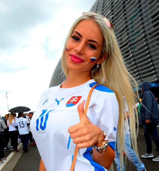Nhan sắc xinh tươi của một CĐV Slovakia. Ảnh: Internet.