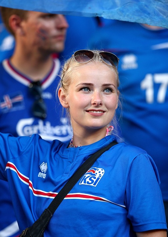Nét xinh xắn của một CĐV Iceland khác.