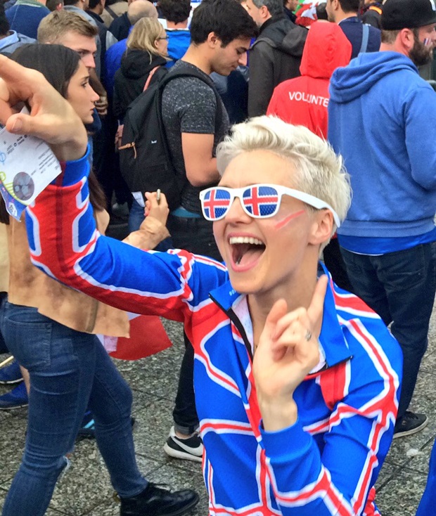 Một CĐV nữ ấn tượng với kính và áo in cờ Iceland