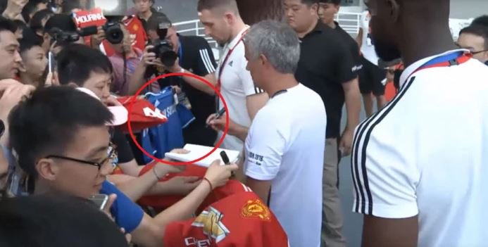Mourinho từ chối ký lên áo đấu của Chelsea. Ảnh: Internet.
