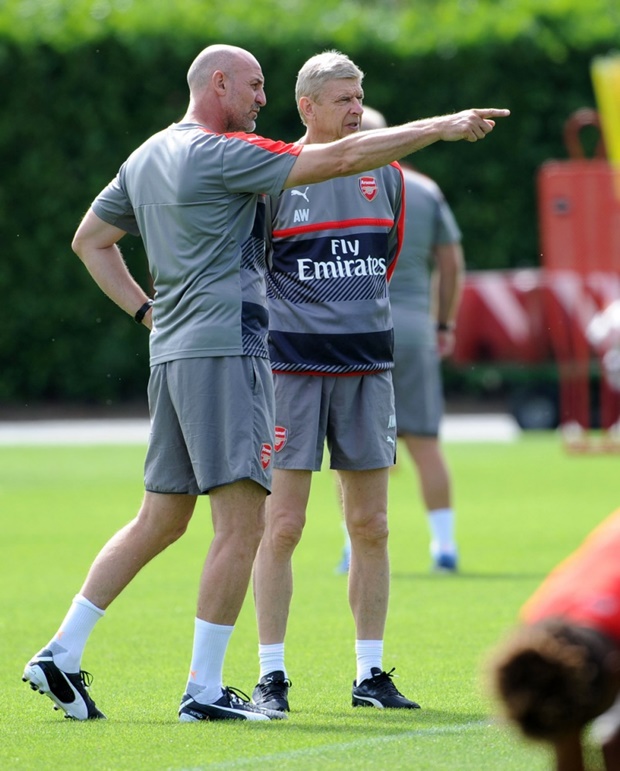 Wenger và trợ lý Steve Bould