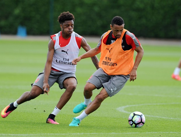 Không Giroud, không Sanchez, Chuba Akpom có cơ hội khẳng định mình