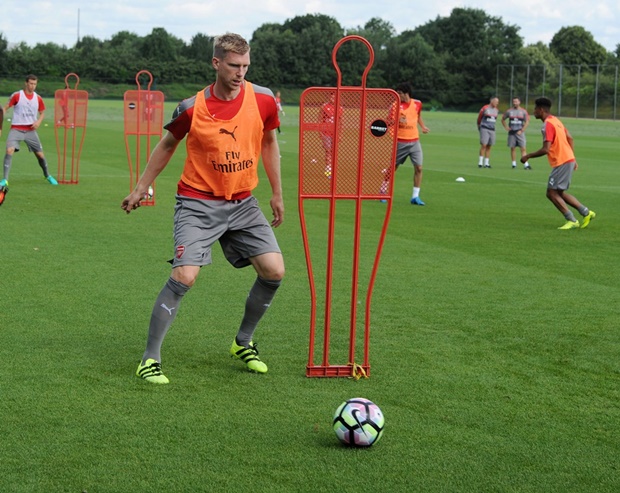 Mertesacker là đội trưởng mới của Arsenal mùa tới.