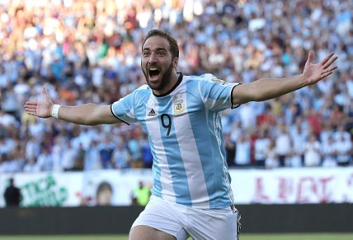 Higuain chuẩn bị kiểm tra y tế tại Juventus. Ảnh: Internet.