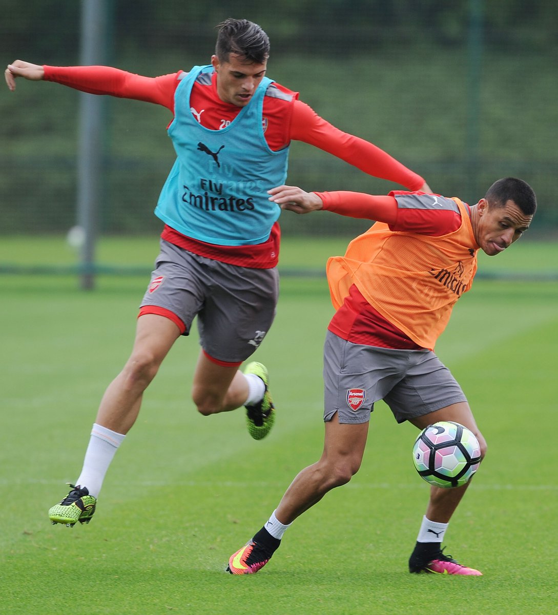 Sanchez không thể đá cắm, Wenger sẽ có phương án khác?