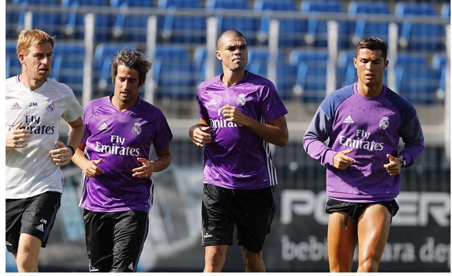 Các đồng đội mặc áo không tay hoặc ngắn tay, riêng Ronaldo mặc áo dài tay