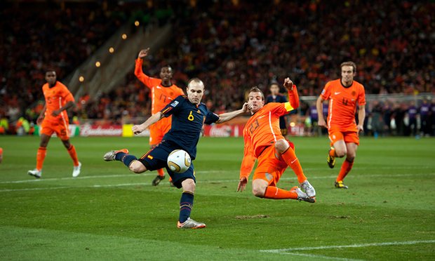 Bàn thắng quyết định của Iniesta, anh chờ bóng nẩy 2 lần rồi mới sút