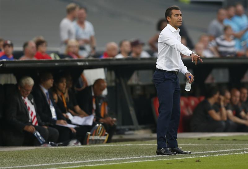 Giovanni van Bronckhorst chỉ là tay mơ trên băng ghế huấn luyện