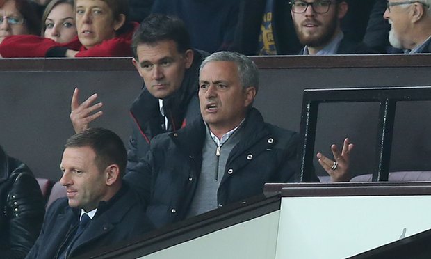 Mourinho nhăn nhó khi bị đuổi. Ảnh: Internet.