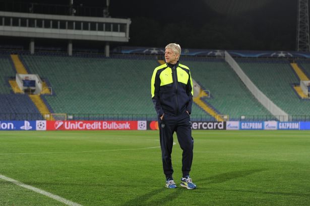 Wenger trong buổi tập trước trận đấu đêm nay tại Champions League. Ảnh: Internet.