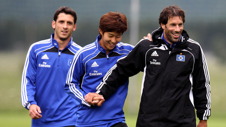 Son và Ruud van Nistelrooy. Ảnh: Internet.