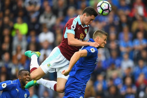 Trung vệ Michael Keane là người cũ của Man Utd. Ảnh: Internet.