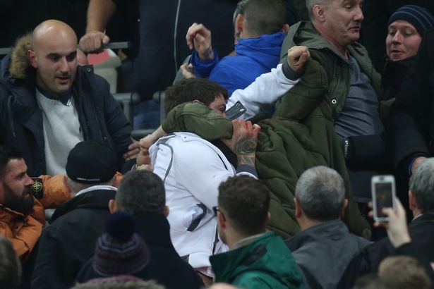 Bạo lực xảy ra trên khán đài Wembley. Ảnh: Internet.