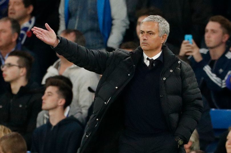 Mourinho không hài lòng về đội hình hiện tại của M.U