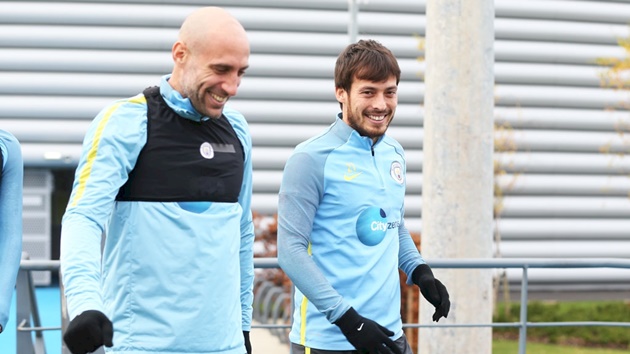 web-David-Silva-walks-to-
