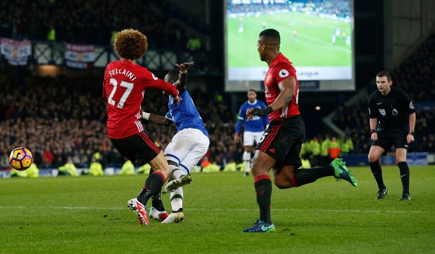 Tình huống Fellaini phạm lỗi với cầu thủ Everton