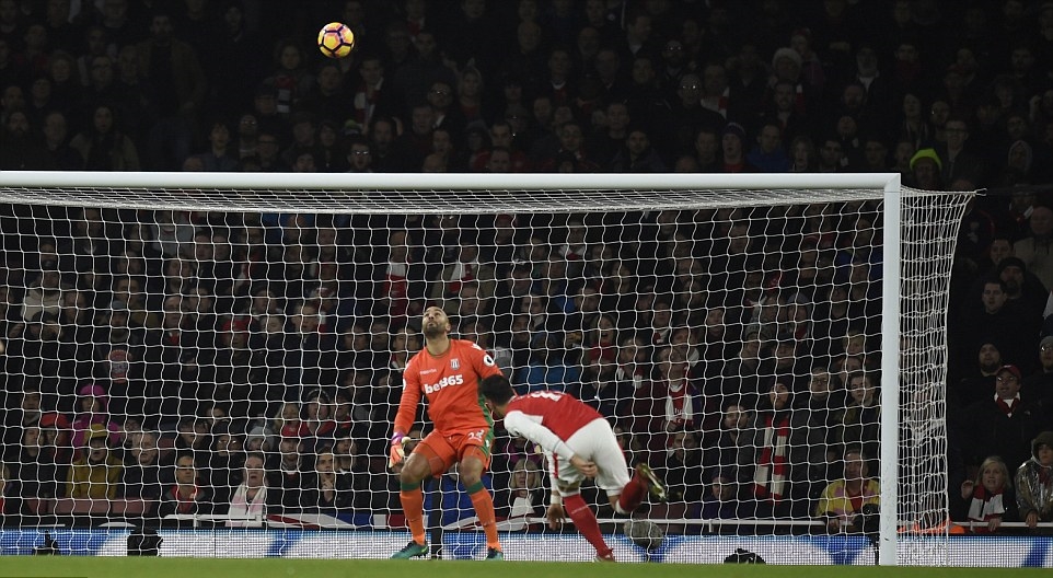 Oezil đánh đầu ghi bàn cho Arsenal đêm qua