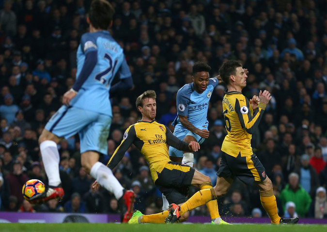 Arsenal thất trận trên Etihad