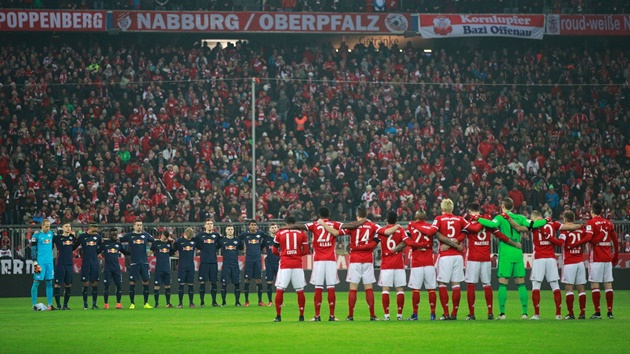 Hai đội mặc niệm các nạn nhân của vụ khủng bố vừa qua tại Đức