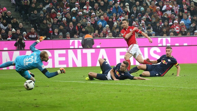 Sau đó Xabi Alonso nâng tỷ số từ một pha phản công chớp nhoáng