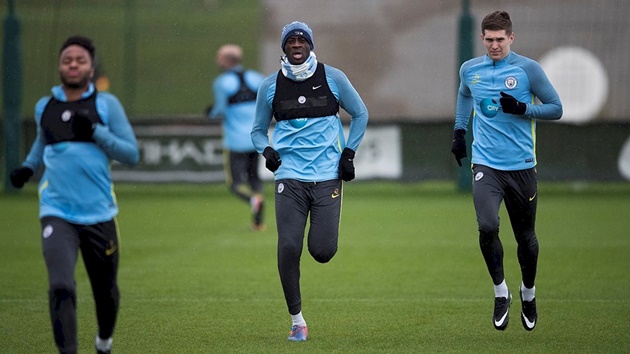 Sao Man City đội mưa rét tập luyện