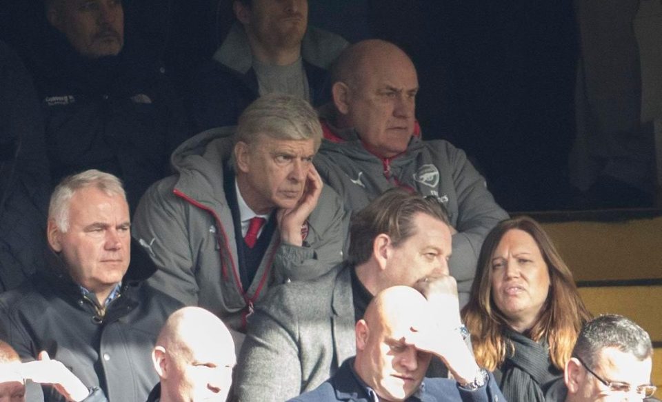 Arsene Wenger rầu rĩ chứng kiến Arsenal thua 1-3 trước Chelsea tại Stamford Bridge.