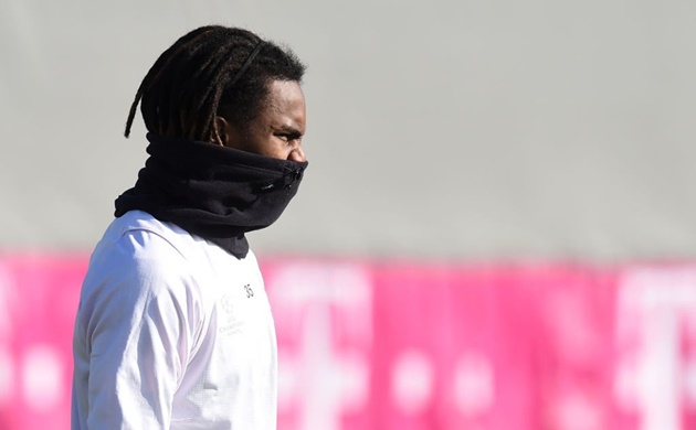Cái lạnh cắt da khiến Renato Sanches bịt kín người