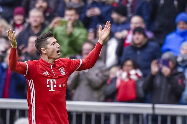 Lewandowski ghi bàn muộn, giật 1 điểm cho Bayern