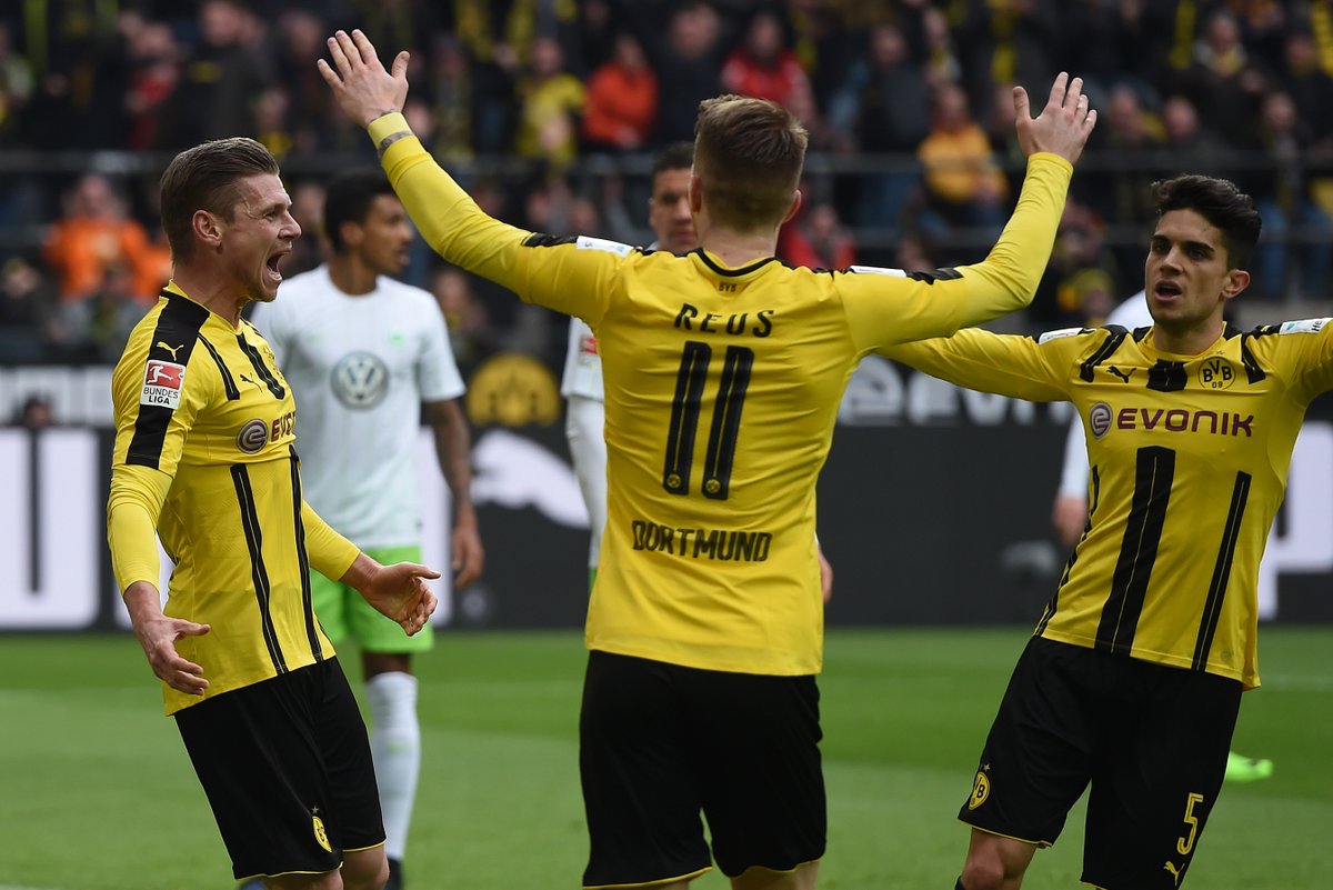 Dortmund vùi dập Wolfsburg