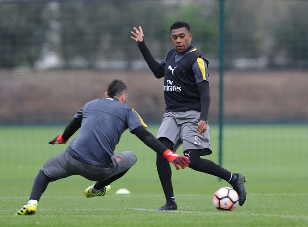 Alex Iwobi và Ospina