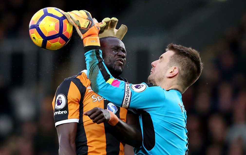 Thủ thành của Burnley Tom Heaton trong một pha tranh chấp máu lửa với tiền đạo của Hull City Oumar Niasse. Trận này hai đội hòa 1-1
