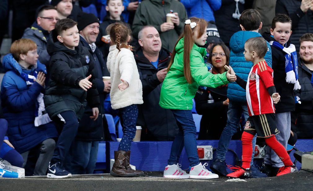 Các cổ động nhí của Everton và Sunderland giao lưu với nhau, một hình ảnh hết sức đẹp