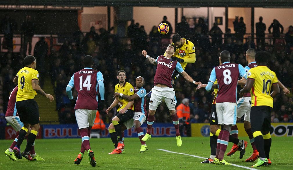 Cầu thủ Watford Miguel Angel Britos bay người đánh đầu trong trận hòa 1-1 với West Ham United trên sân Vicarage Road
