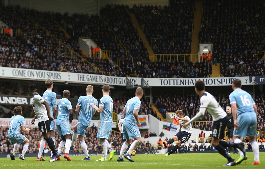 Harry Kane ghi bàn từ một cú đá phạt. Trận này anh lập hat-trick vào lưới Stoke City, giúp Tottenham thắng đậm