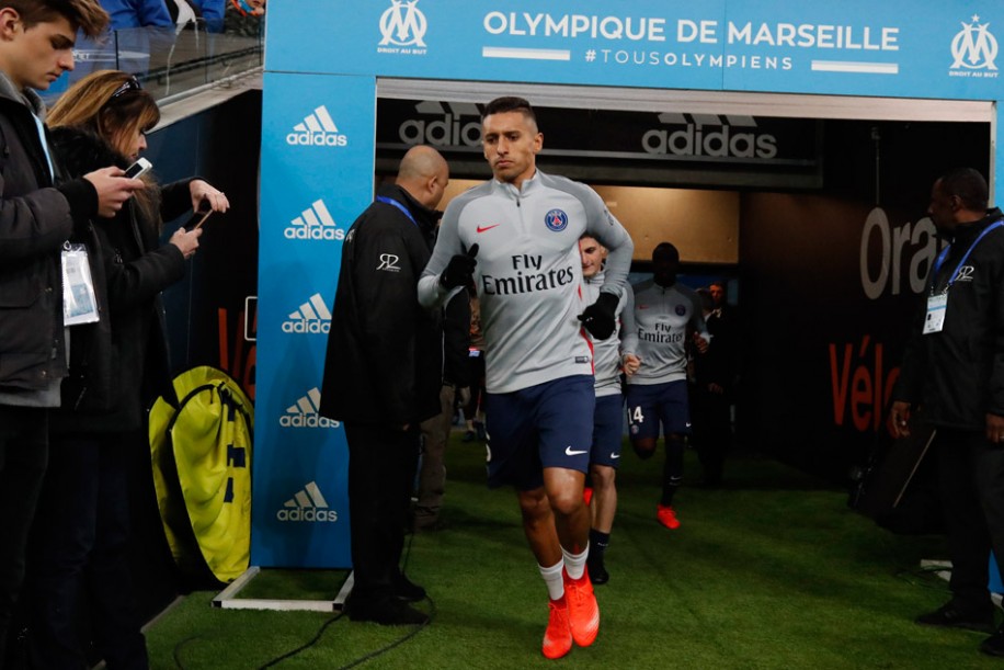 Hai đội bước ra sân chuẩn bị trận đấu