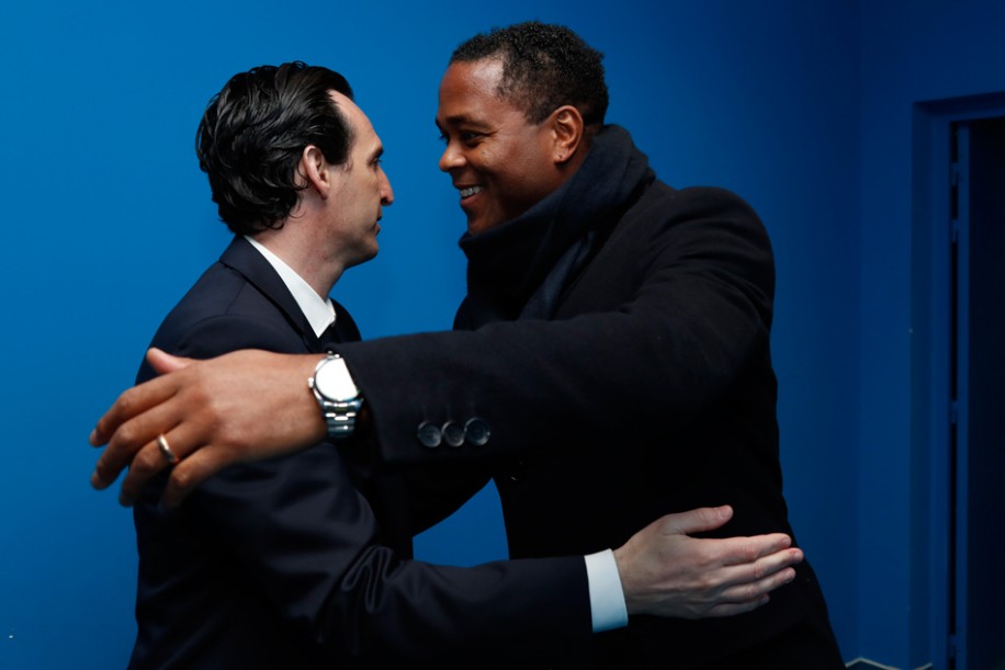 Niềm vui của huấn luyện viên trưởng Unai Emery và giám đốc kỹ thuật Patrick Kluivert