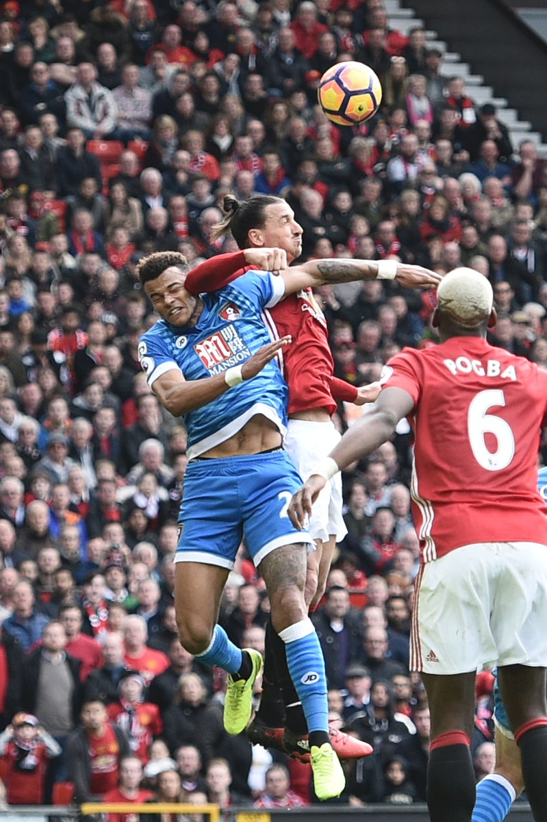 Ibra thúc cùi chỏ đối phương