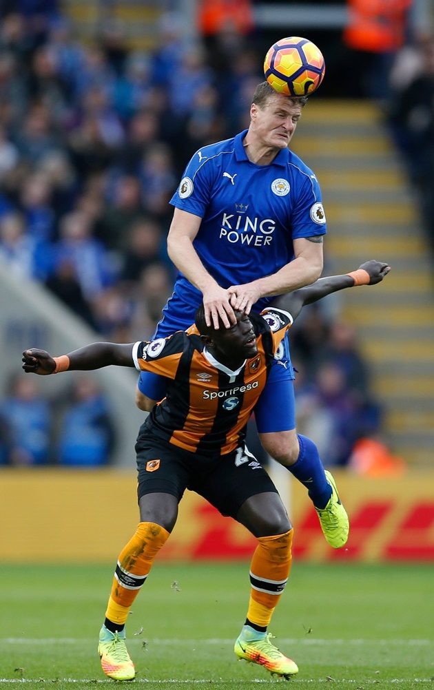 Trung vệ Robert Huth nhảy lên tranh chấp với cầu thủ Oumar Niasse tại King Power Stadium. Trận này Leicester City thắng 3-1, và tạm thời thoát khỏi khu vực nguy hiểm