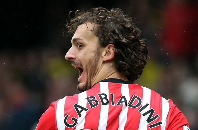 Manolo Gabbiadini ăn mừng bàn thắng, giúp Southampton thắng Watford 4-3 đầy kịch tính.
