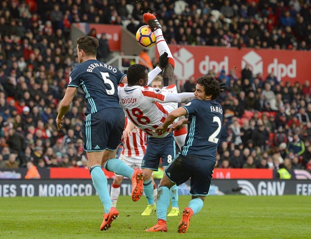 Tiền đạo Mame Diouf của Stoke City tung người móc bóng tuyệt đẹp, trong chiến thắng 2-0 của Stoke trước Middlesbrough