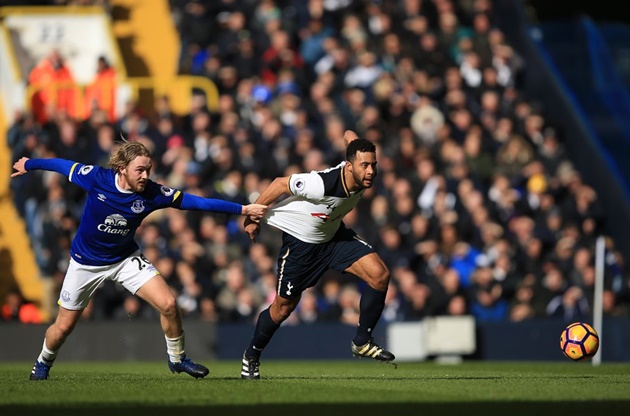Dembele và cầu thủ trẻ Tom Davies của Everton trong trận thắng 3-2 của Spurs trước Everton
