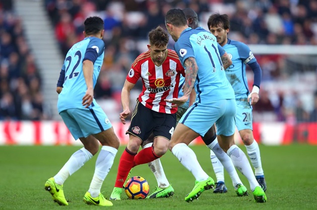 Adnan Januzaj trong vòng vây cầu thủ Man City. Trận này Man City thắng Sunderland 2-0
