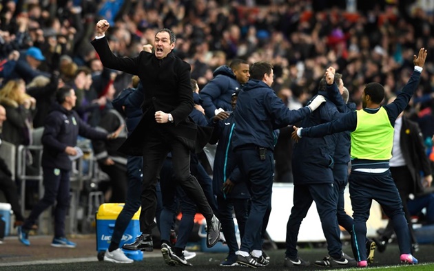 HLV Paul Clement ăn mừng chiến thắng kịch tính 3-2 trước Burnley. Swansea đã thắng 5 trong 8 trận gần nhất, kể từ khi HLV người Pháp được bổ nhiệm