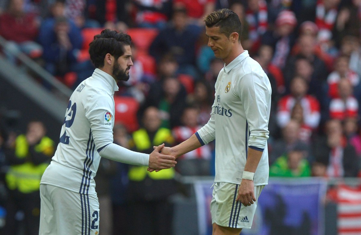 Ronaldo rời sân nhường chỗ cho Isco