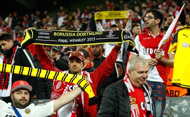 Chùm ảnh: Hành động đẹp của CĐV Dortmund sau khủng bố - Bóng Đá